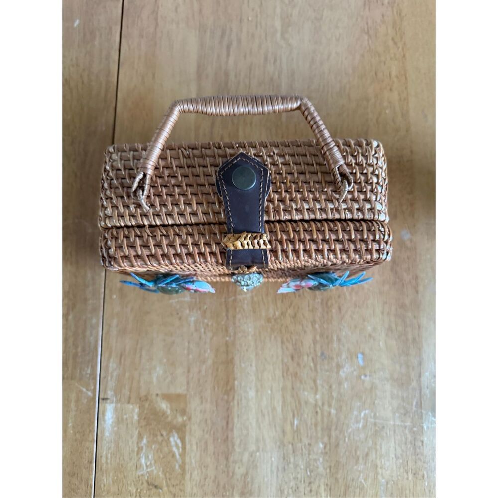 wicker handbag with crab decoration, coastal/vintage style. - Picture 3 of 13